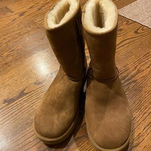Ugg Classic Short Boot in Chestnut - Size 10